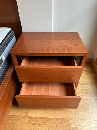 Cama de madera con somier y mesilla