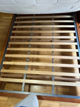 Cama de madera con somier y mesilla
