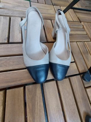 Zapatos slingback tacón beige y negro