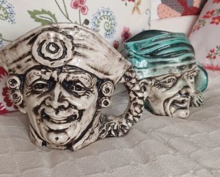 Jarras de porcelana con cara