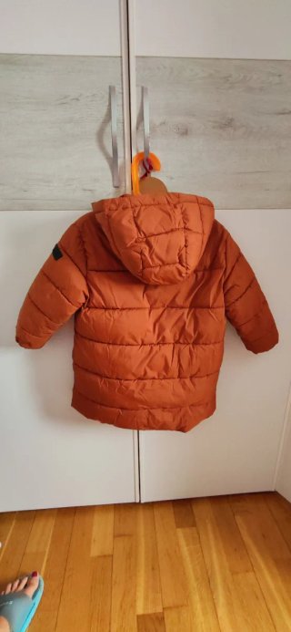 Abrigo infantil marrón con capucha MANGO