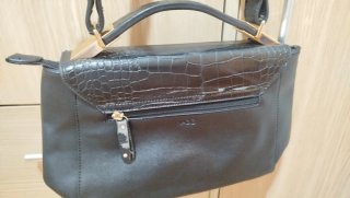 Bolso negro con textura