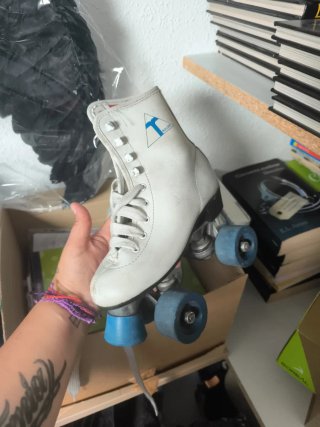 Patines blancos con ruedas azules. Talla 32