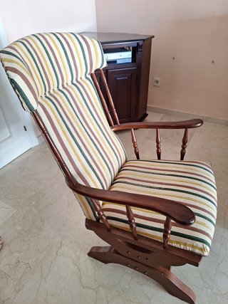 Sillón mecedor a rayas