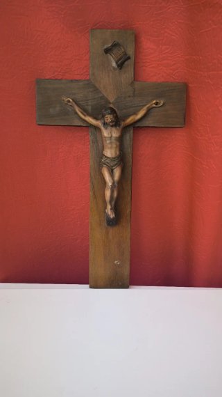 Crucifijo de madera con INRI