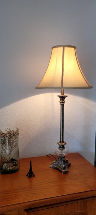 Lámpara de mesa dorada y transparente