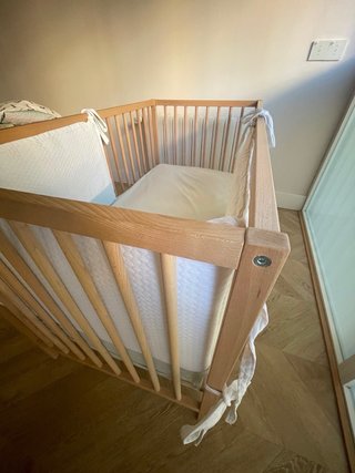 Cuna de bebé de madera