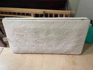 Cuna de bebé de madera