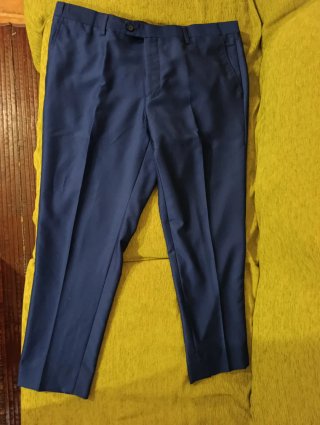 Traje azul marino.