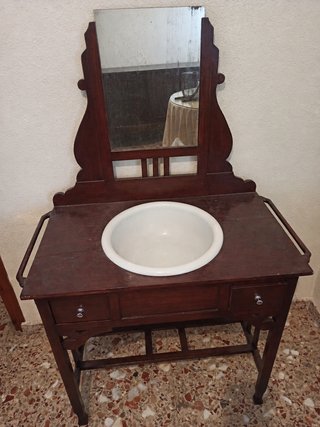 Lavabo antiguo de madera con espejo