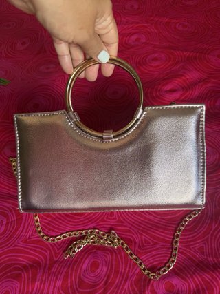 Bolso de fiesta dorado con pedrería