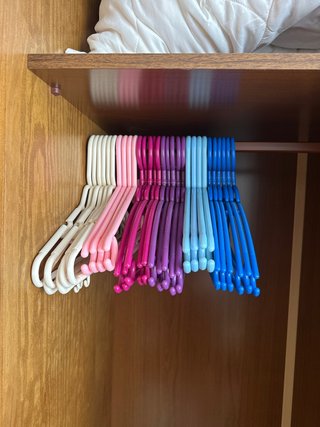 30 Perchas Plástico Colores Surtidos