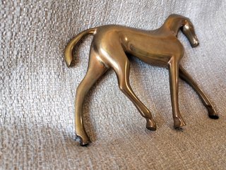 Caballo de metal dorado