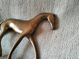 Caballo de metal dorado