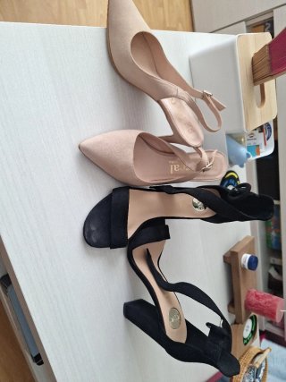 Zapatos de tacón beige y negros