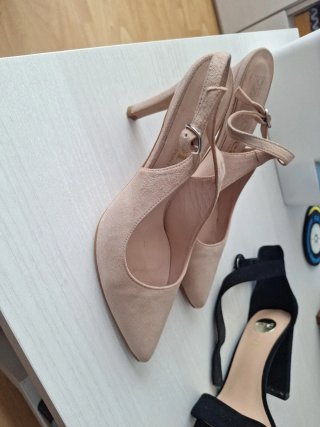 Zapatos de tacón beige y negros