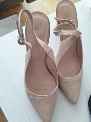 Zapatos de tacón beige y negros