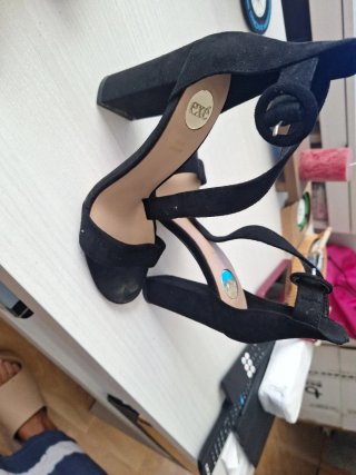 Zapatos de tacón beige y negros