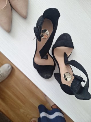 Zapatos de tacón beige y negros