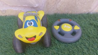 Coche teledirigido amarillo con volante