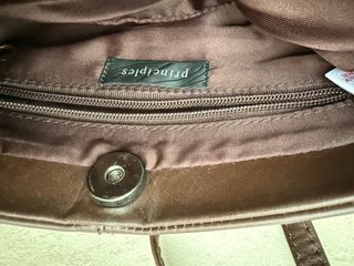 Bolso de hombro beige con flor marrón