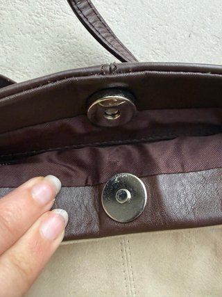 Bolso de hombro beige con flor marrón