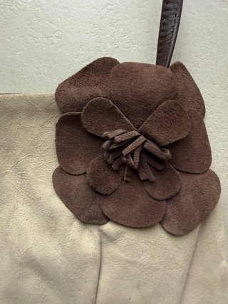 Bolso de hombro beige con flor marrón