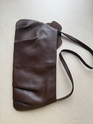 Bolso de hombro beige con flor marrón