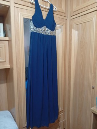 Vestido largo azul con pedrería plateada