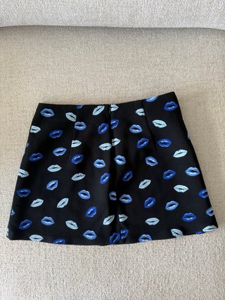 Falda Zara mini estampado labios azul