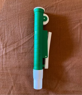 Propipeta de laboratorio verde