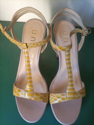 Sandalias Unisa Mujer Tacon Amarillo Piel Serpient
