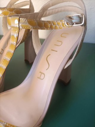 Sandalias Unisa Mujer Tacon Amarillo Piel Serpient
