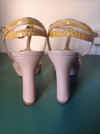Sandalias Unisa Mujer Tacon Amarillo Piel Serpient