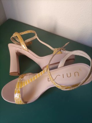 Sandalias Unisa Mujer Tacon Amarillo Piel Serpient