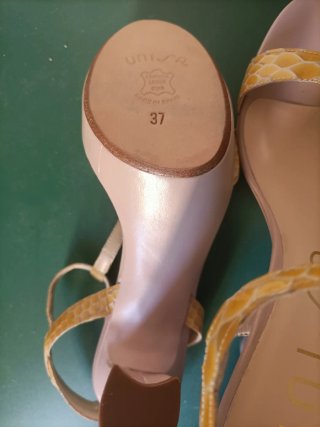 Sandalias Unisa Mujer Tacon Amarillo Piel Serpient