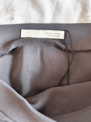 Top Zara gris con tachuelas Talla S