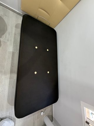 Cama tapizada negra y beige