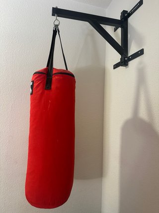 Saco de boxeo Outshock rojo con soporte