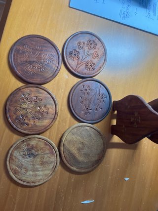 Portavasos artesanales de madera con detalles metá