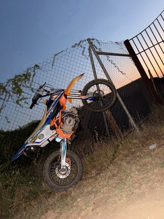 Moto Motocross Naranja y Blanca