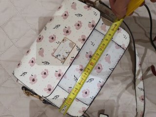 Bolso Parfois floral blanco y rosa.