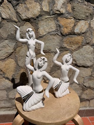 Figuras decorativas de mujeres estilo egipcio