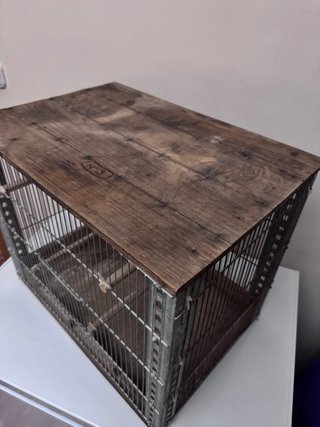 Jaula para pájaros de madera y metal