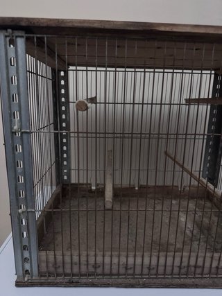 Jaula para pájaros de madera y metal