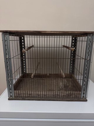 Jaula para pájaros de madera y metal