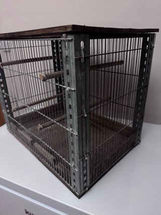 Jaula para pájaros de madera y metal