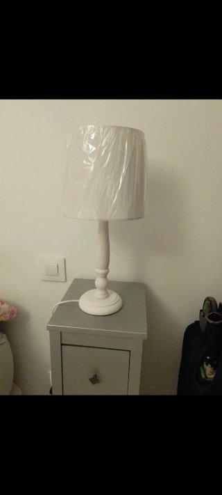 Lámpara de mesa vintage blanca de madera