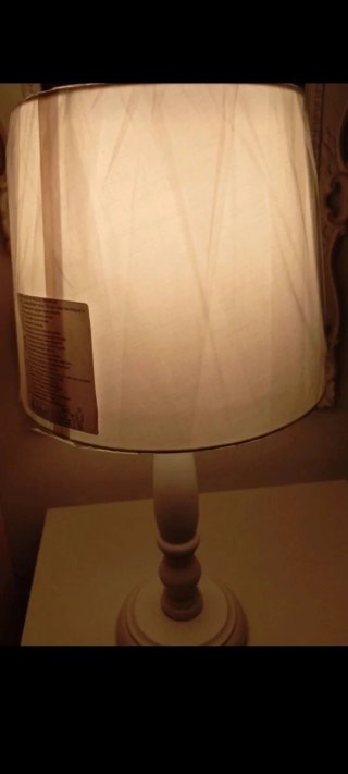Lámpara de mesa vintage blanca de madera