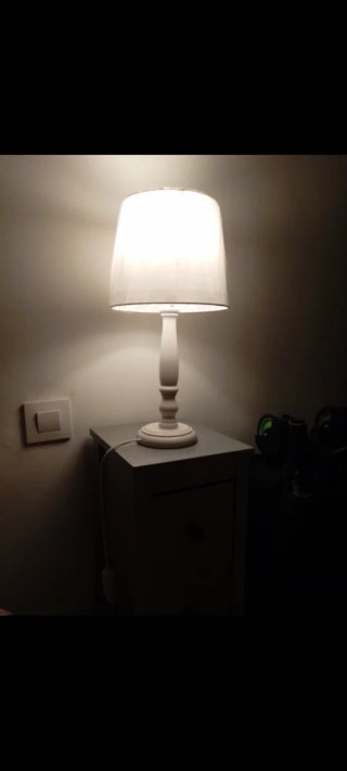 Lámpara de mesa vintage blanca de madera